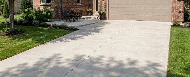 Professional concrete driveway cleaning in Sterling Heights and Shelby Township, MI by Kwik-Klean